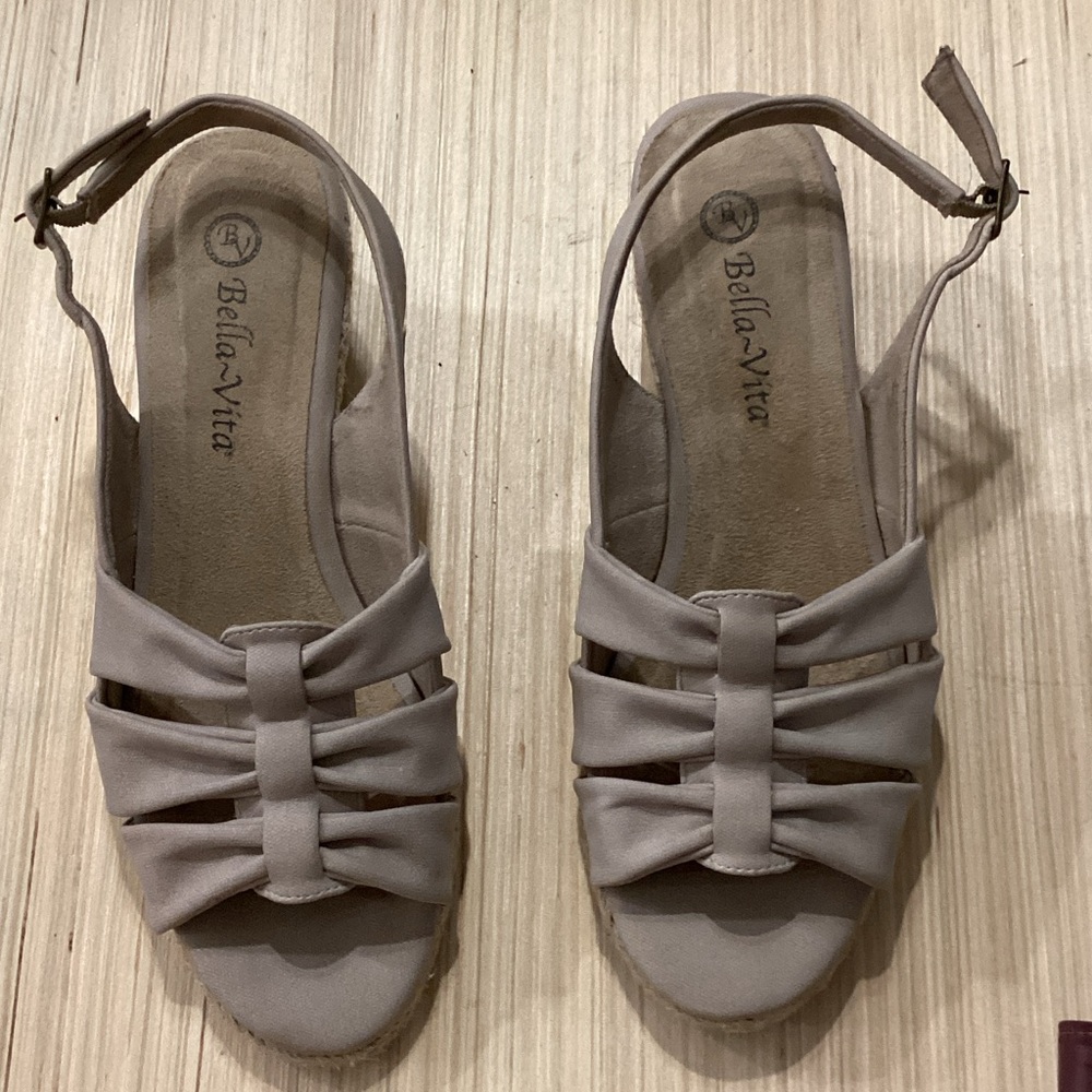 Bella Vita Women's Cream Bow Sandals